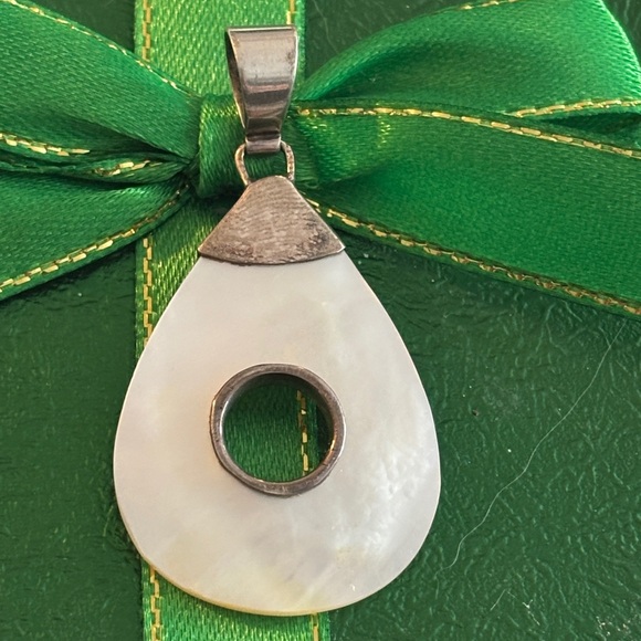 Vintage Sterling Silver Mother of Pearl Teardrop Pendant – Modern Minimali - Picture 3 of 3
